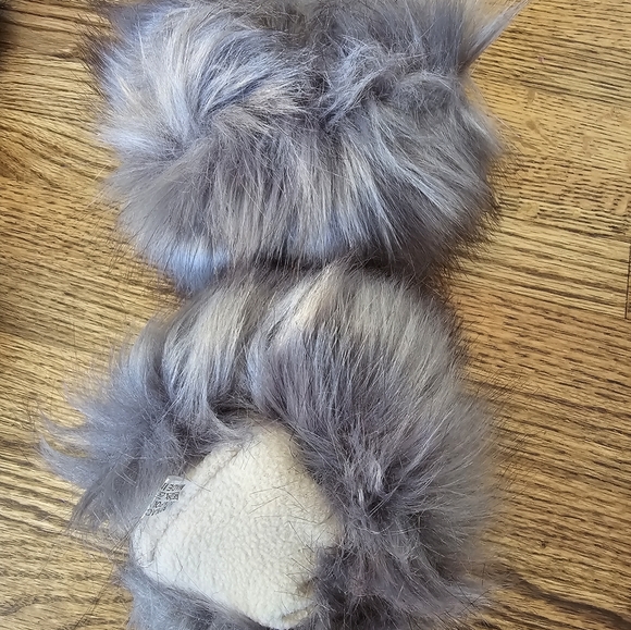 Faux fur wrist cuffs - Picture 3 of 6